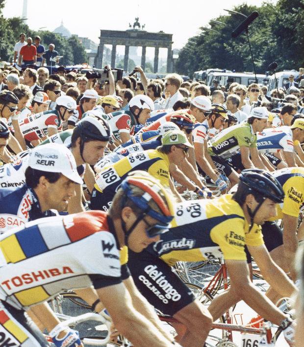 El pilot del Tour de França de 1987 circula pels carrers del Berlín-Oest amb la porta de Brandenburg, situada a la... - @davidguenel El pilot del Tour de França de 1987 circula pels carrers del Berlín-Oest amb la porta de Brandenburg, situada a la...