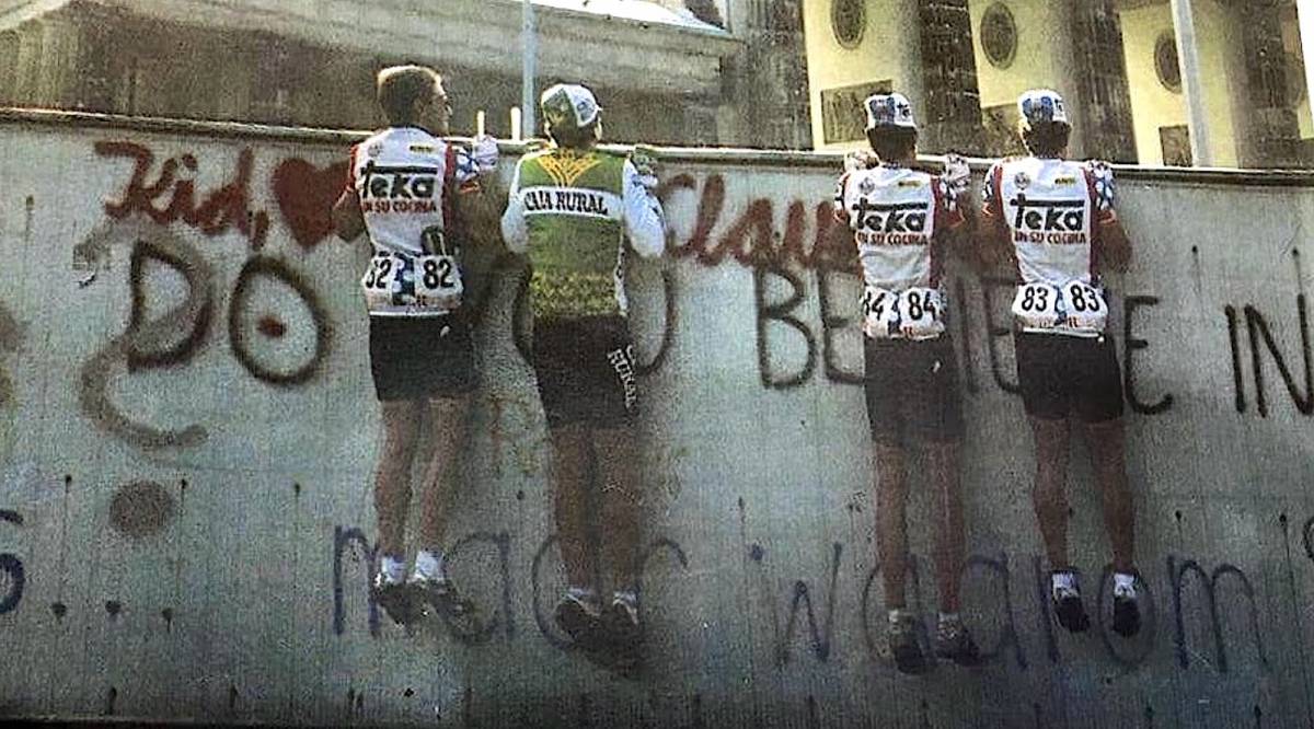 Diversos corredors espanyols pugen al mur de Berlín per veure el costat est de la ciutat - @oscarvp83 Diversos corredors espanyols pugen al mur de Berlín per veure el costat est de la ciutat