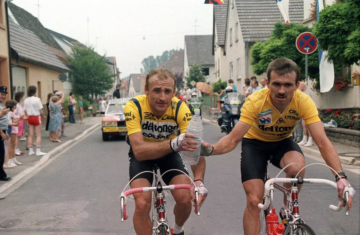 El corredor polonès Lech Piasecki, a la dreta de la imatge, vestint el mallot groc de líder durant el Tour de 1987 - @davidguenel El corredor polonès Lech Piasecki, a la dreta de la imatge, vestint el mallot groc de líder durant el Tour de 1987
