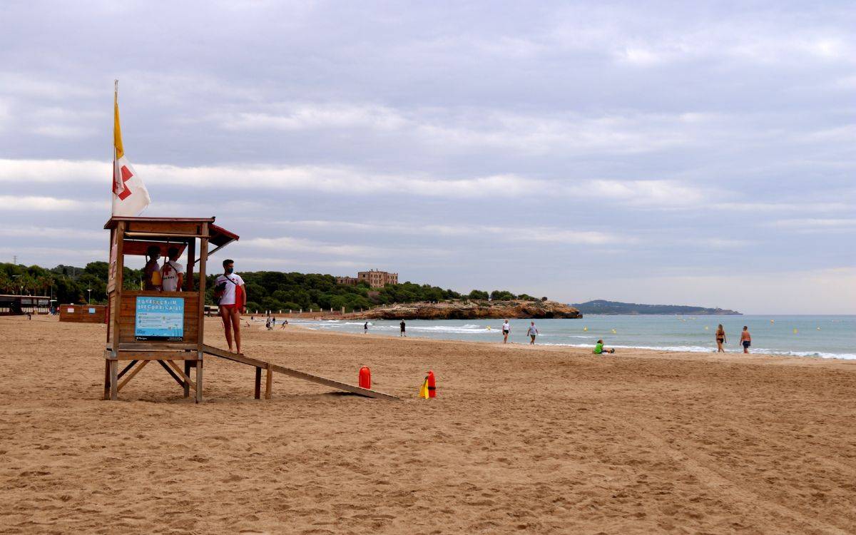 Un home que dormia en una platja de Tarragona mor atropellat per una màquina de neteja