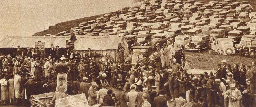 El cim de l’Aspin ple de gent durant el pas del Tour de 1936 - Miroir du Cyclisme El cim de l’Aspin ple de gent durant el pas del Tour de 1936