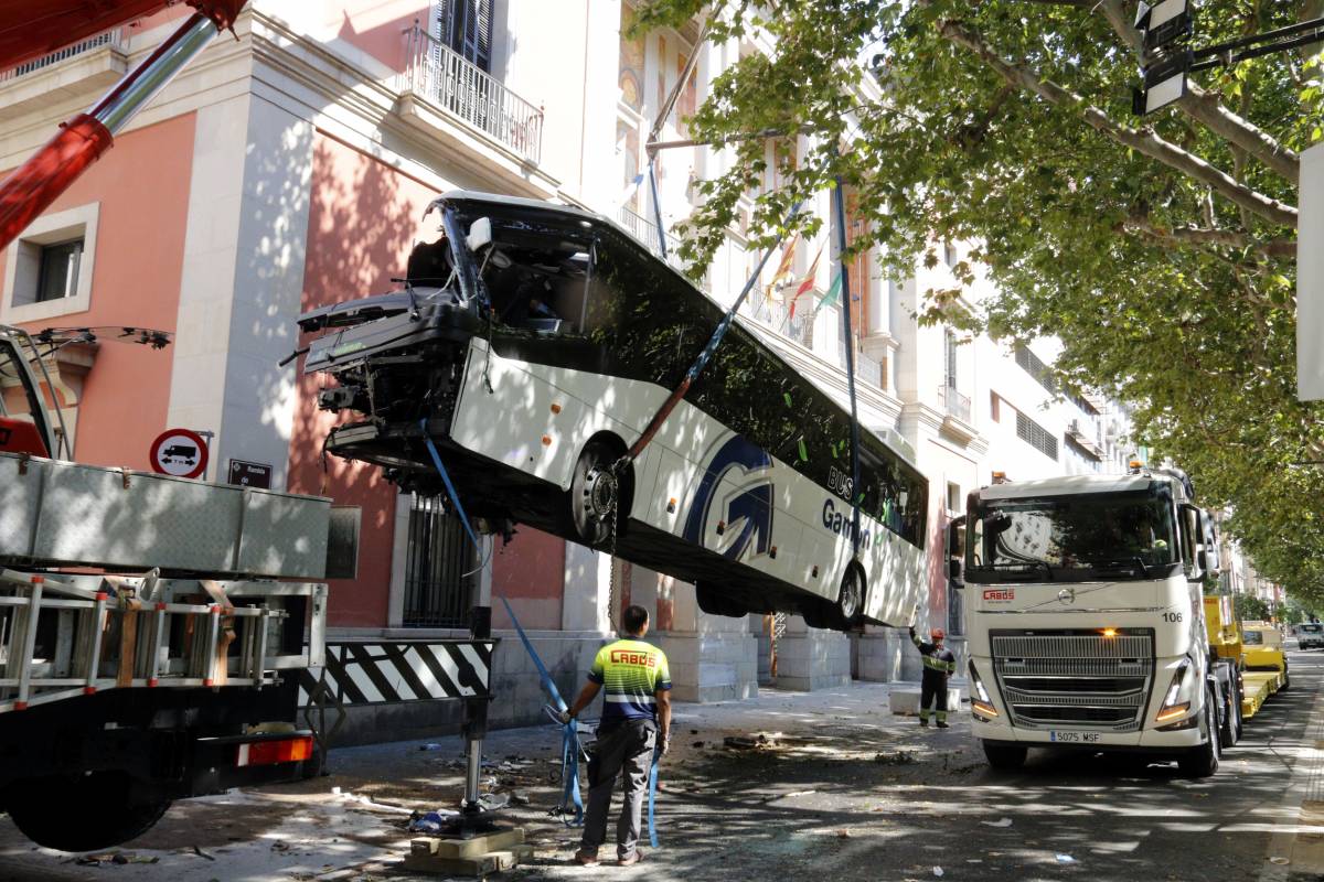 La Rambla de Ferran de Lleida recupera la normalitat després de l’accident d’autobús
