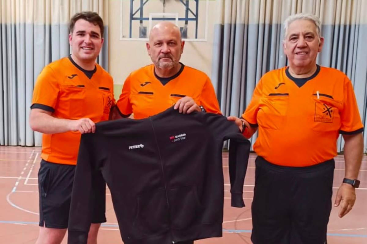 La Lliga Comarcal de Futbol Sala ha comptat, aquest any, amb una nova indumentària arbitral