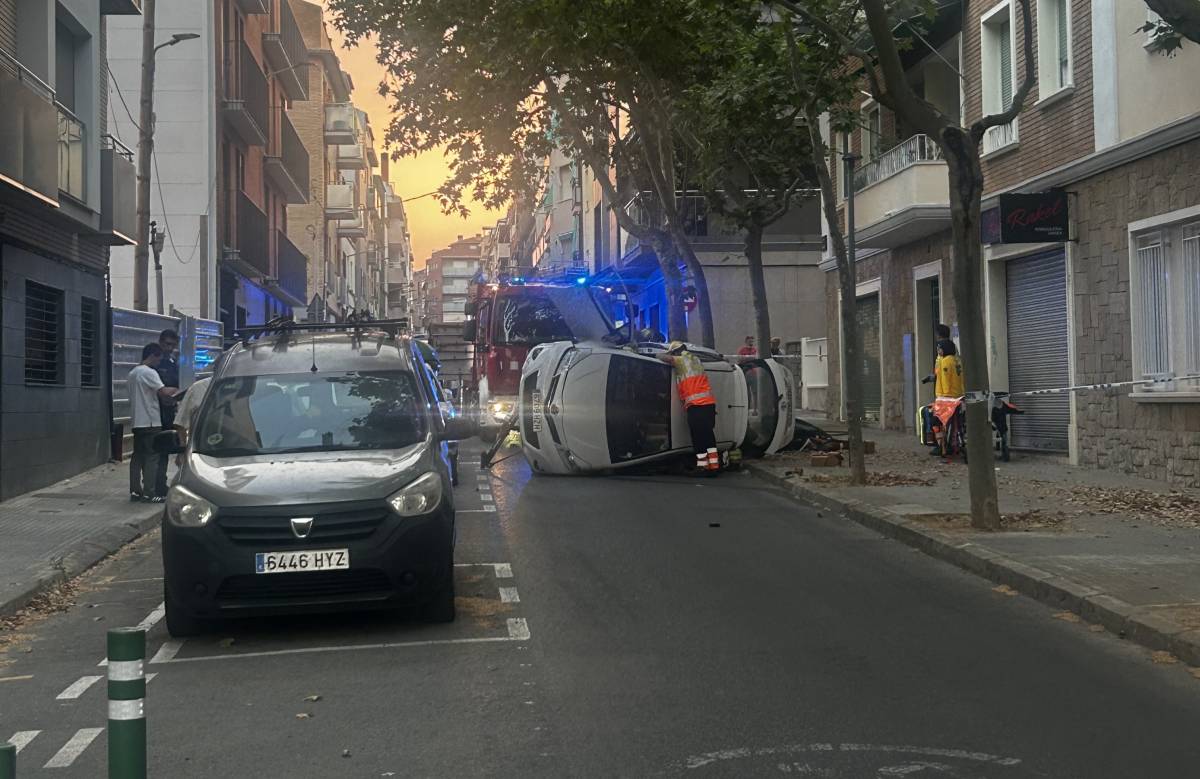 Una conductora queda atrapada en bolcar el seu cotxe al carrer de Salmerón