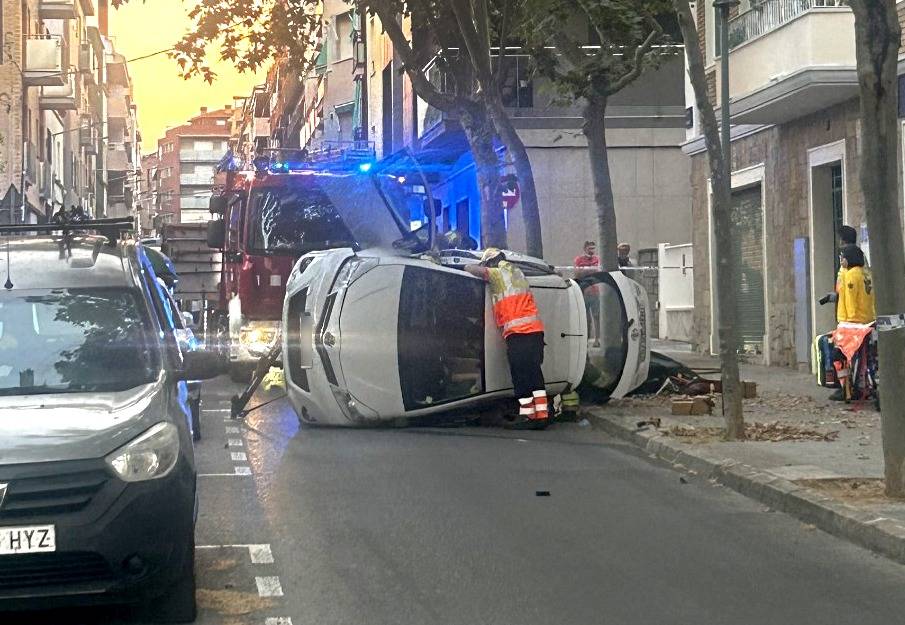 Una conductora queda atrapada en bolcar el seu cotxe al carrer de Salmerón