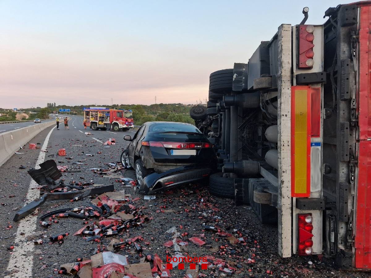 L’AP-7, tallada a la Pobla de Montornès en sentit sud per un accident entre un camió i un turisme