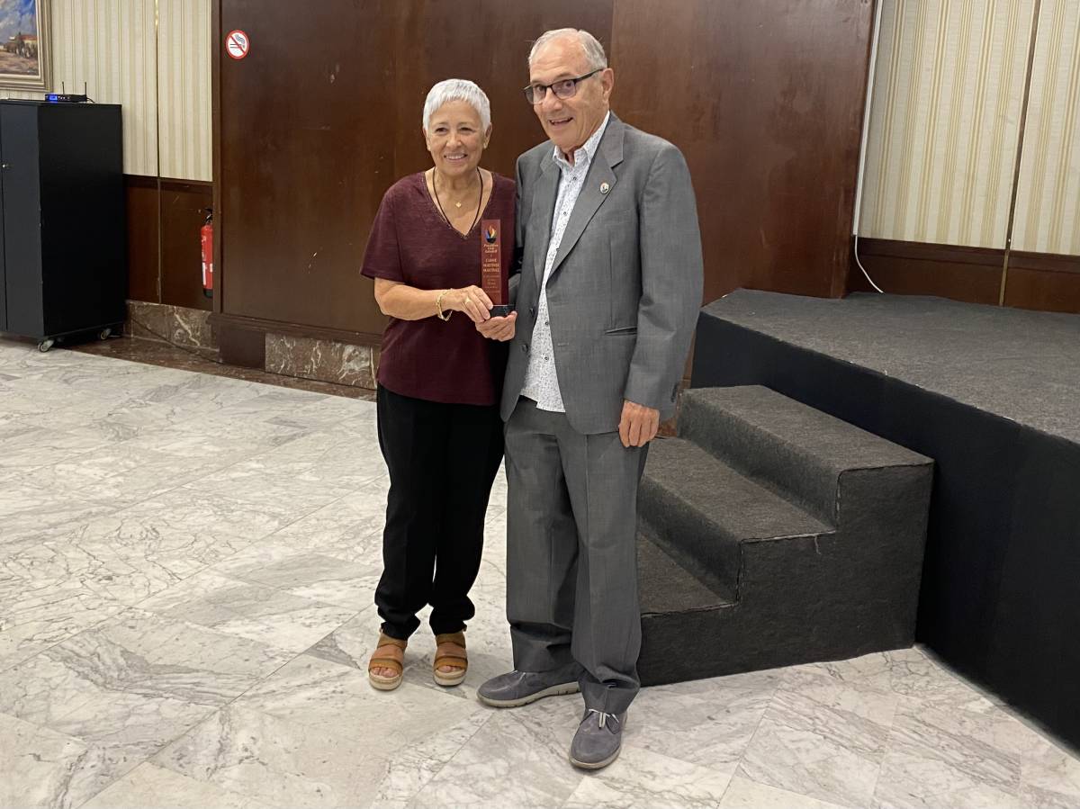 Carme Martínez va rebre el reconeixement a mans del president d`honor, Martí Sala - D.S. Carme Martínez va rebre el reconeixement a mans del president d`honor, Martí Sala