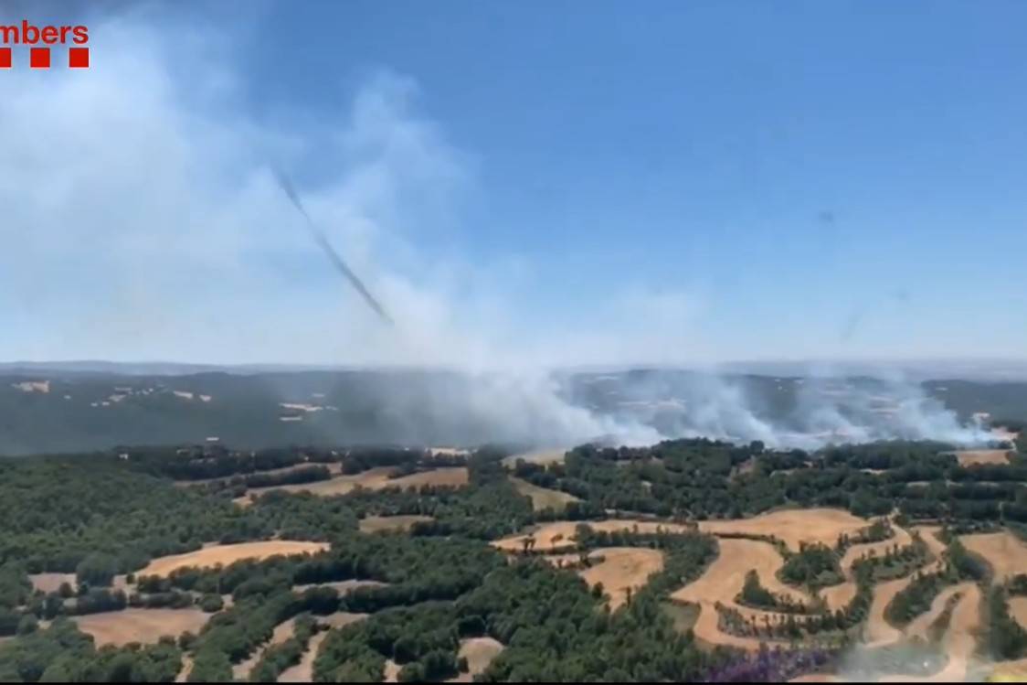 Pinell de Solsonès activa quinze dotacions de Bombers i ADF per un incendi agrícola