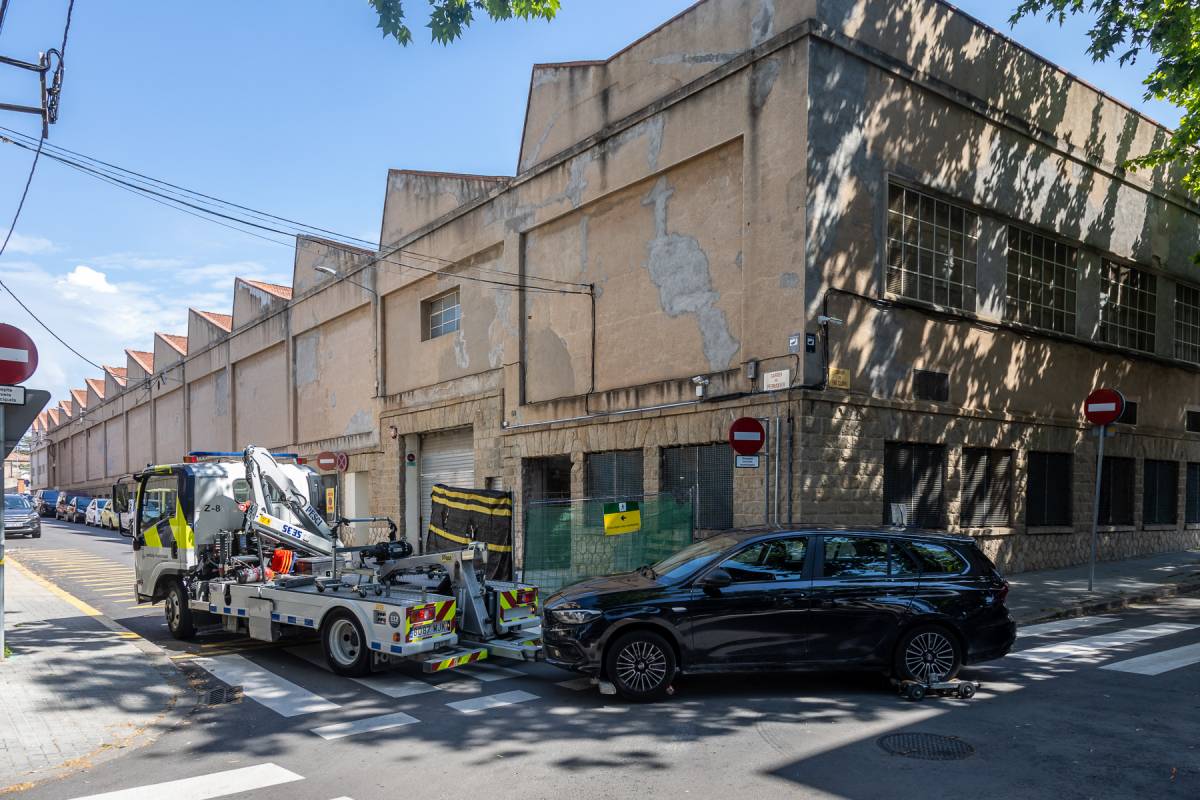 La grua municipal retira un vehicle cada hora i mitja a Sabadell