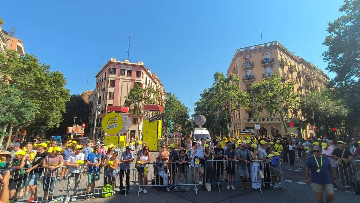 Expectació a l'avinguda Gaudí