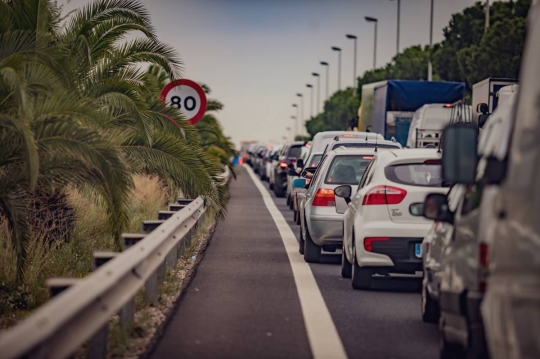 Retencions de 10 quilòmetres a l'AP-7 a Gelida per un accident que talla un carril