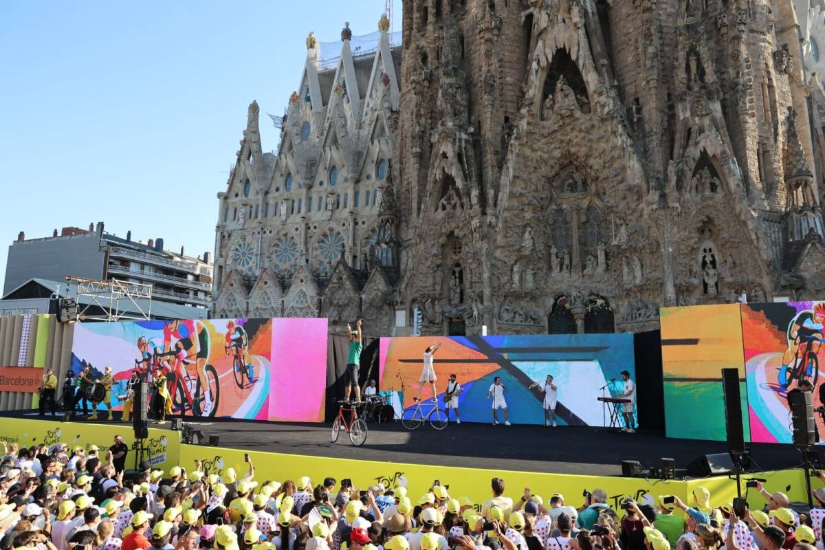 Una de les actuacions que han acompanyat la presentació dels ciclistes del Tour de França 2026 - Hugo Fernández
