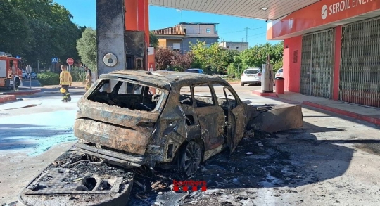 Un cotxe incendiat en una benzinera de Girona després de xocar contra les instal·lacions