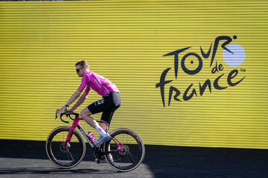 El Tour a Catalunya: la Sagrada Família, escenari de luxe per a la presentació dels equips