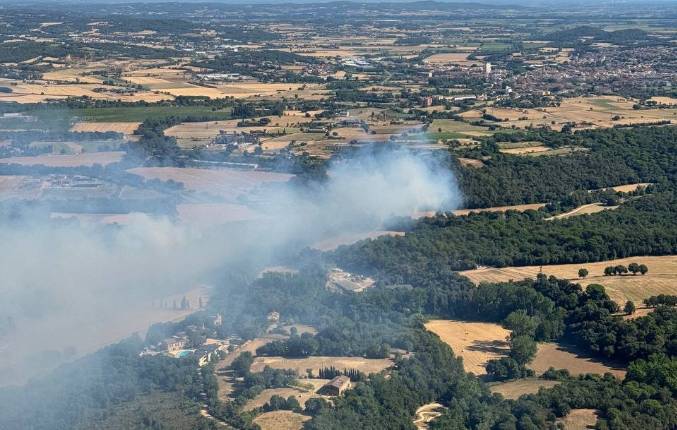 Confinen la zona de Sant Pol i una casa de colònies per un incendi a la Bisbal d’Empordà