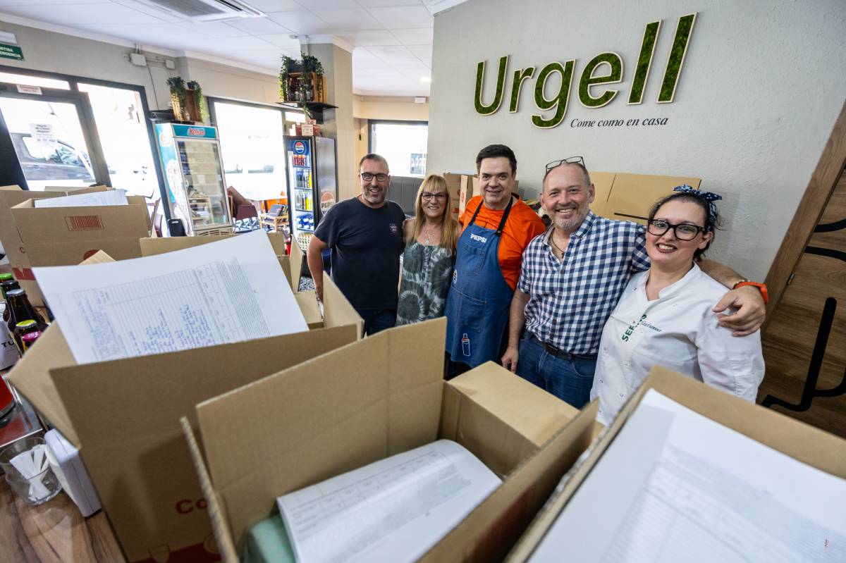 Veïns i propietaris del bar Urgell, que han organitzat una recollida d`ajuda humanitària per a Veneçuela - JUANMA PELÁEZ Veïns i propietaris del bar Urgell, que han organitzat una recollida d`ajuda humanitària per a Veneçuela