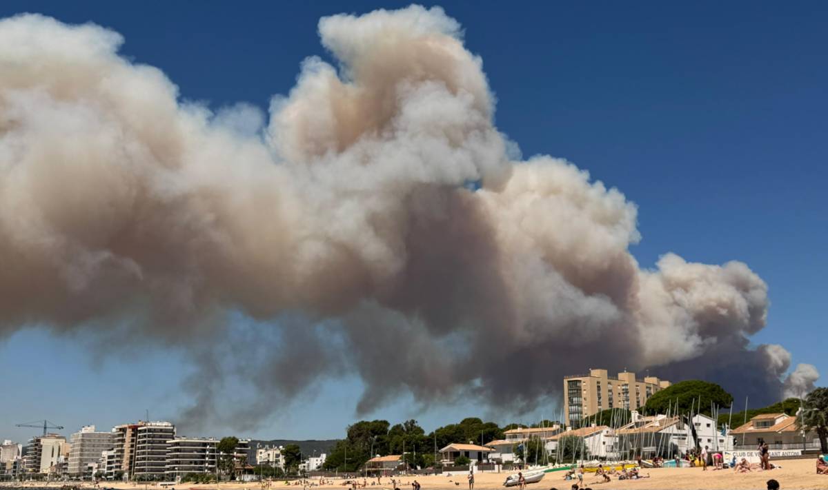 La tramuntana atia un gran incendi a l'Empordà