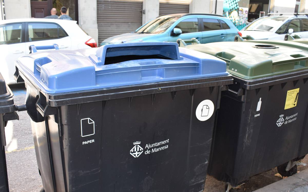 Manresa prova boques més petites als contenidors de paper per frenar l'incivisme