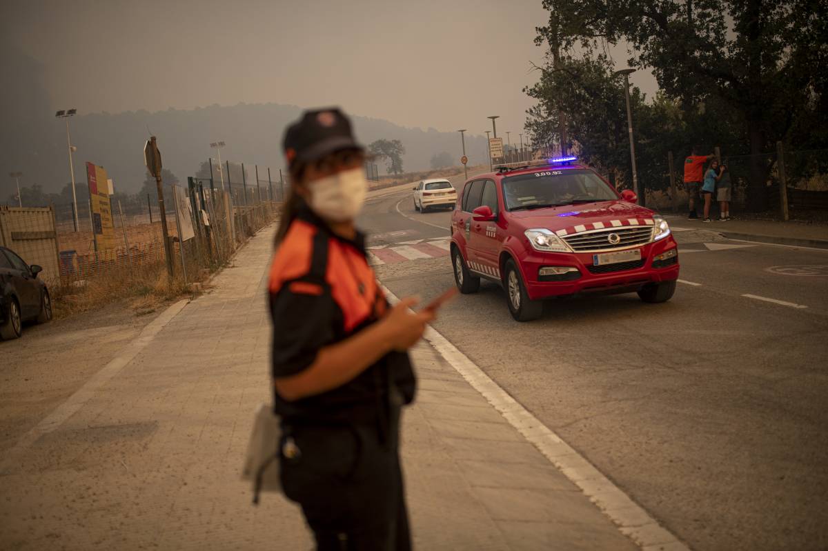 Com s'ha d'actuar quan es decreta un confinament per incendi forestal?