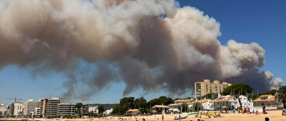 Confinen diversos municipis de l'Empordà per l'incendi que crema atiat per la tramuntana
