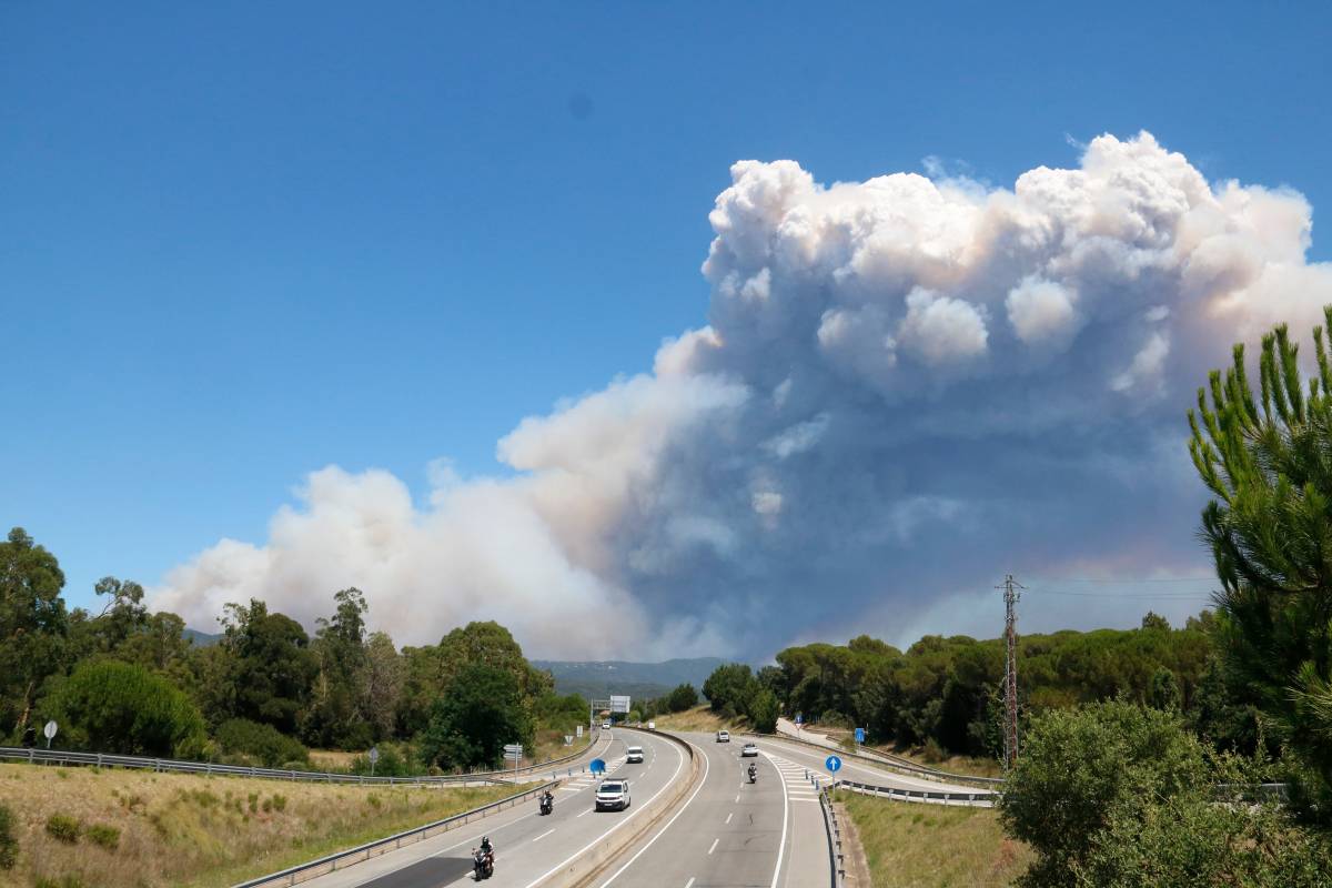 L'incendi de l'Empordà afecta 250 hectàrees i crema sense control