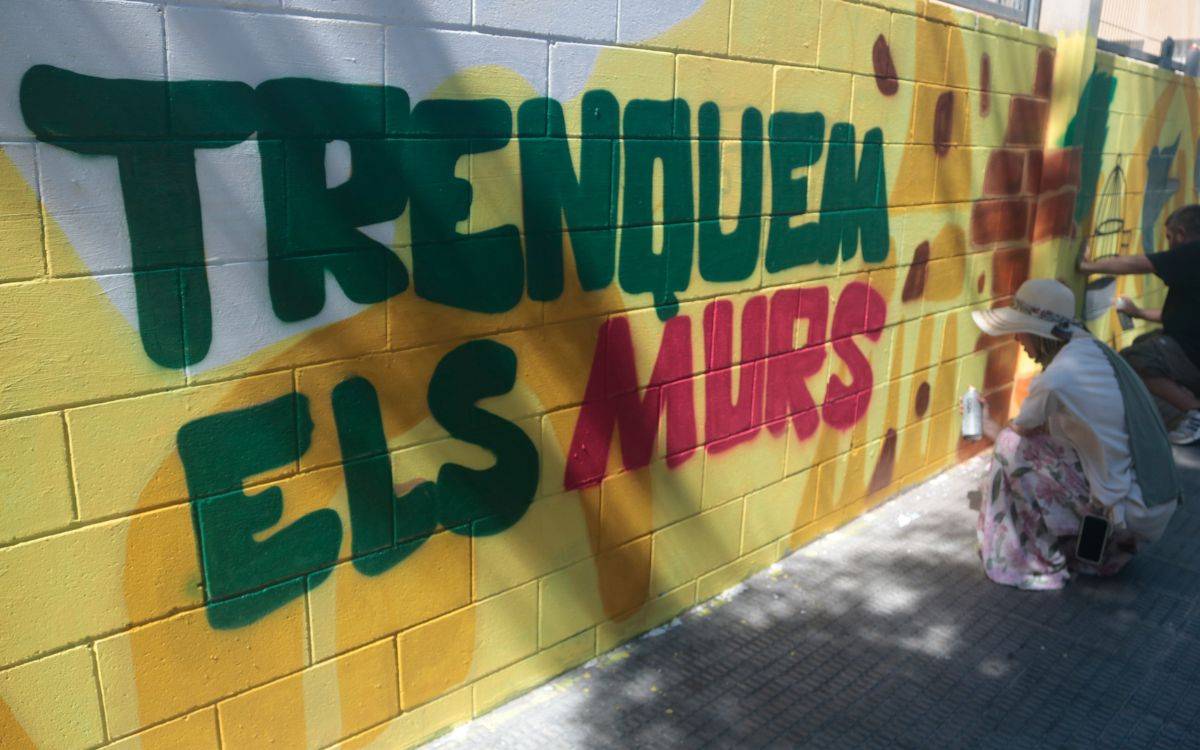 Joves migrants de Reus reivindiquen el moviment antiracista amb un mural al barri Fortuny