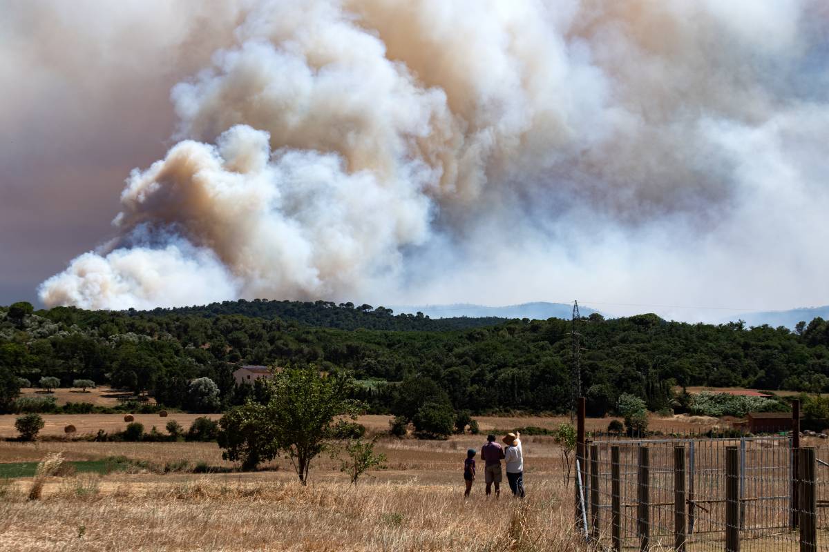 L'incendi a l'Empordà, fora de control: els Bombers treballen per evitar que afecti 10.000 hectàrees