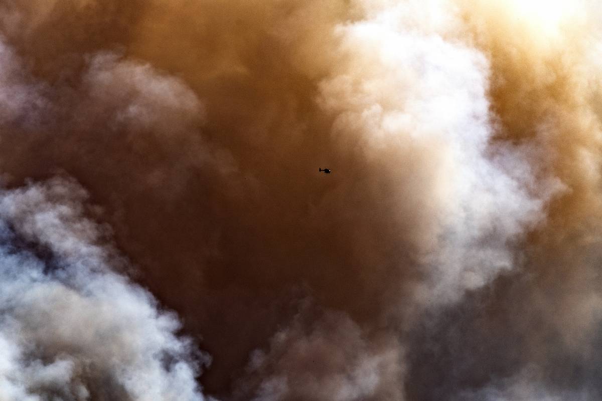 Un helicòpter dels Bombers enmig del foc a l'Empordà - Glòria Sánchez / Europa Press