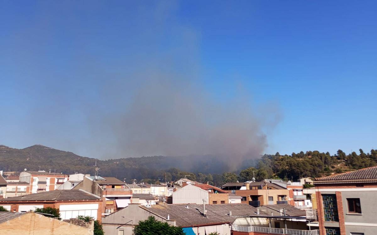 Un incendi de vegetació a Sant Vicenç de Castellet obliga a confinar els 85 ancians de la residència