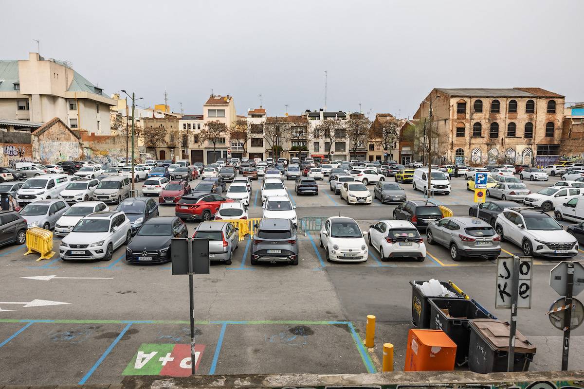 Sorpresa a l'aparcament del carrer de la Creueta: tothom ha pogut aparcar gratis