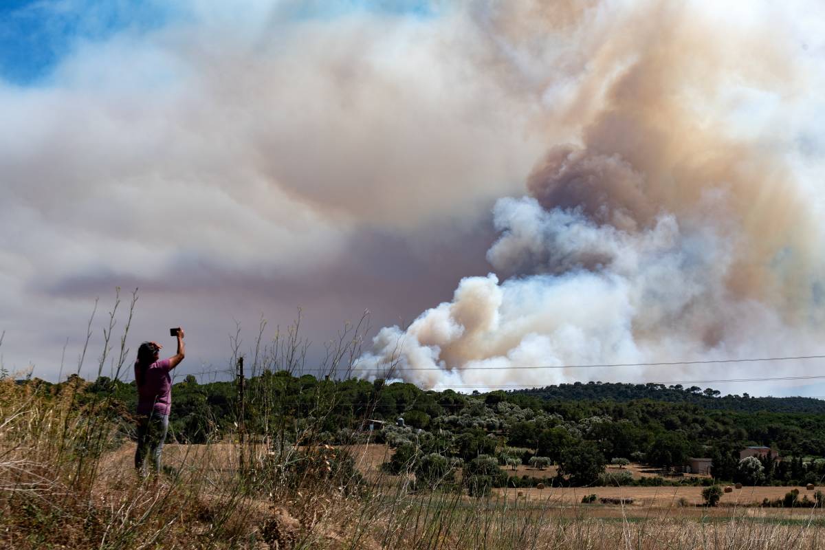 El primer gran incendi de l'estiu impacta al polvorí de les Gavarres