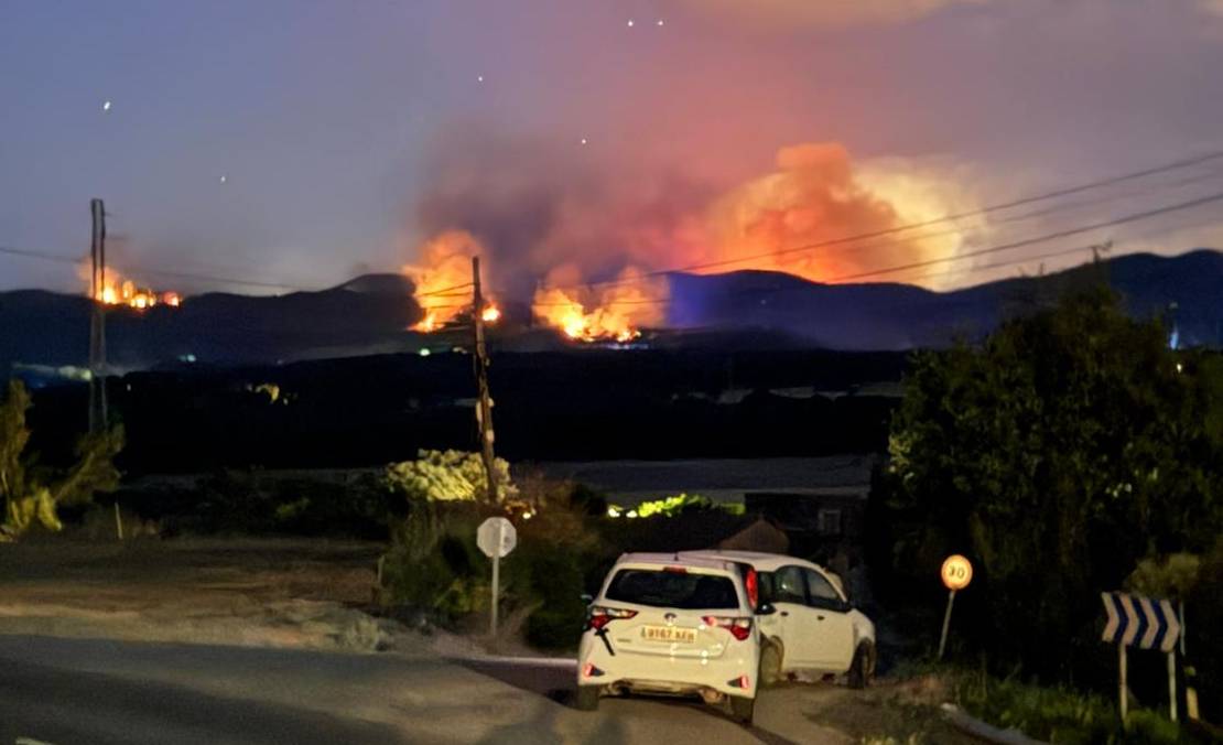 L'incendi de l'Empordà continua descontrolat i ja afecta 2.300 hectàrees