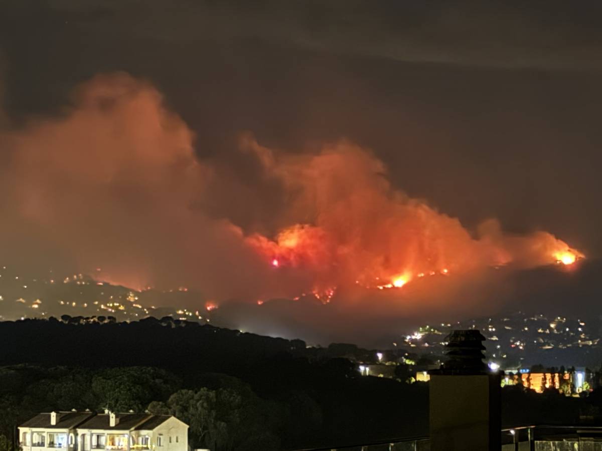 El primer gran incendi de l'estiu impacta al polvorí de les Gavarres
