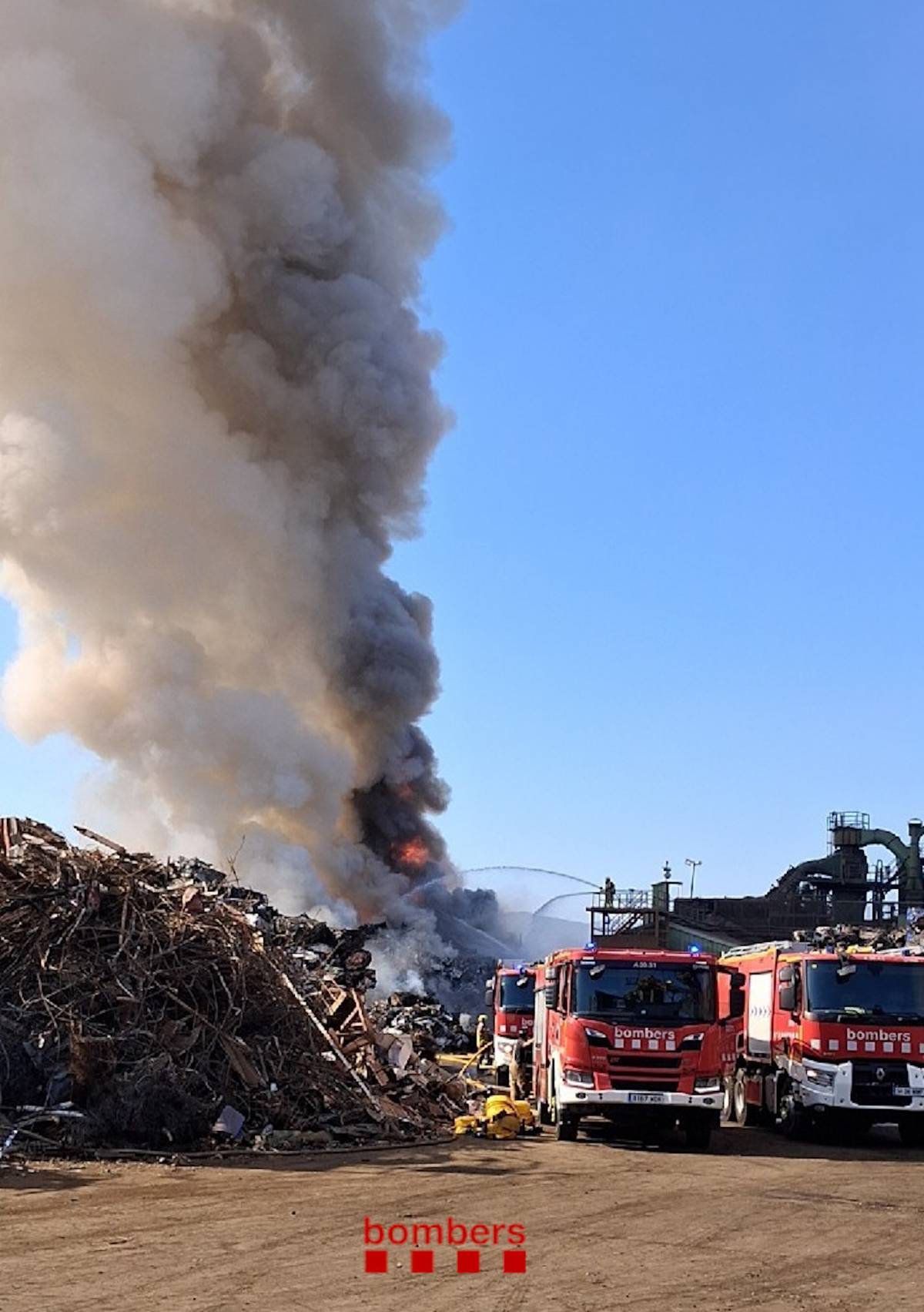 Els Bombers treballen en un incendi d'un abocador a Granollers