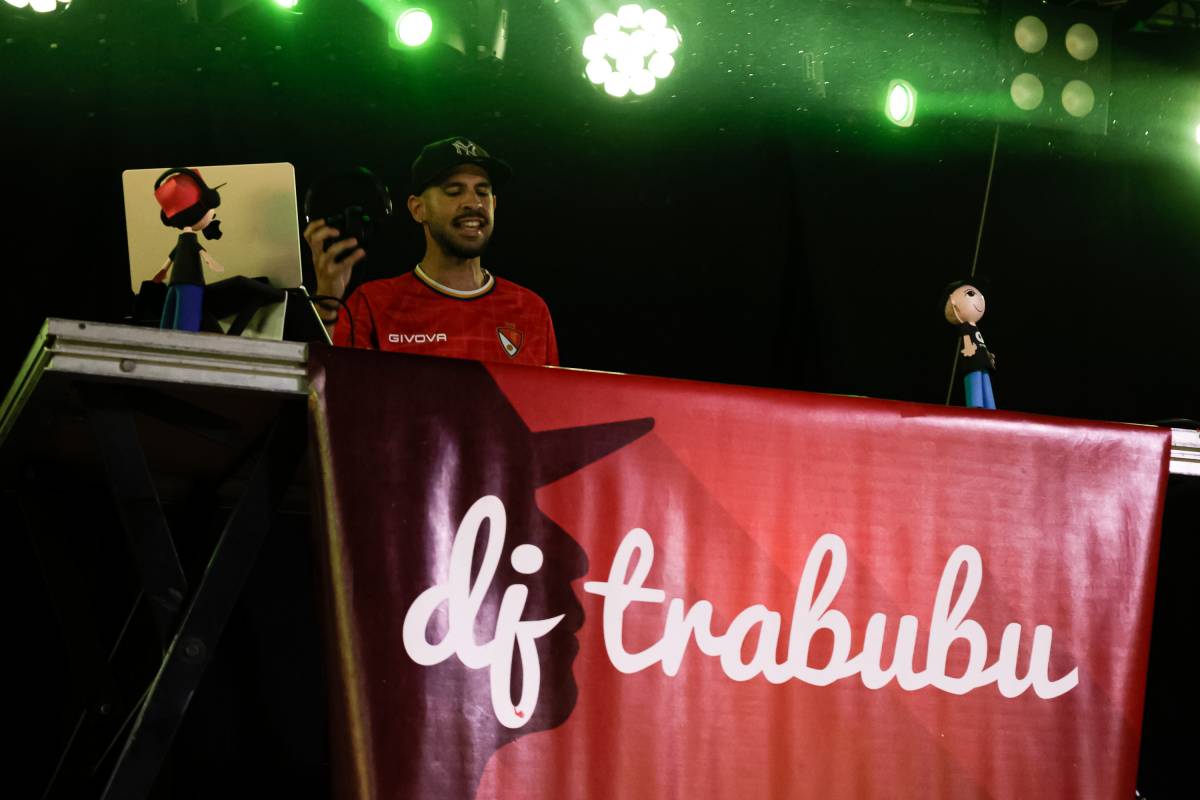 FOTOS | Sessió de música de matinada a càrrec de DJ Trabubu