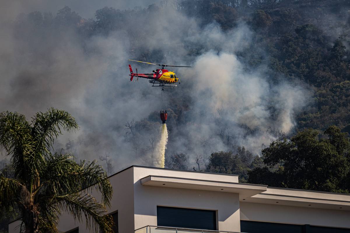 Els Bombers alerten que l'incendi de l'Empordà encara afronta «hores de patiment»