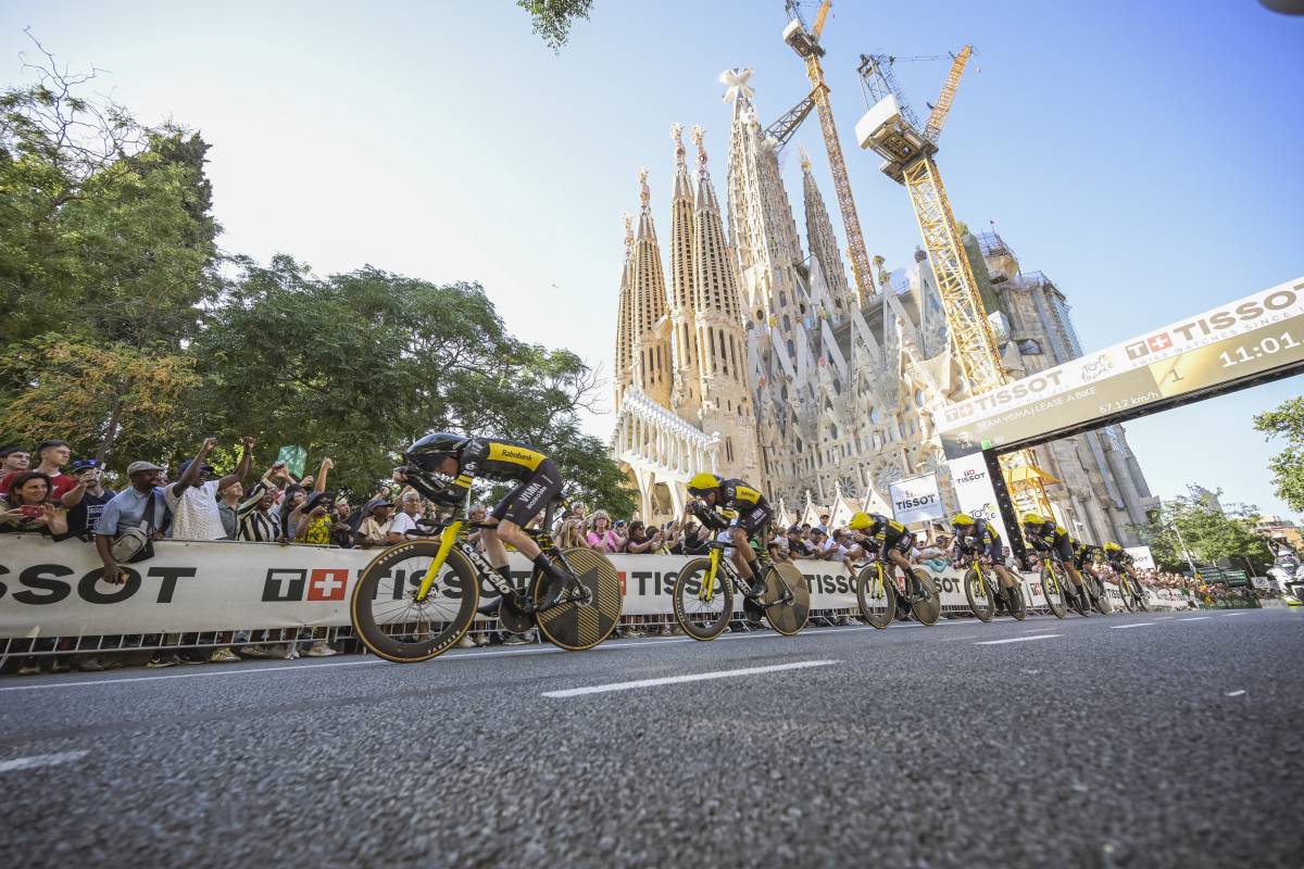 Els Visma, guanyadors de l'etapa, a la Sagrada Família - ASO