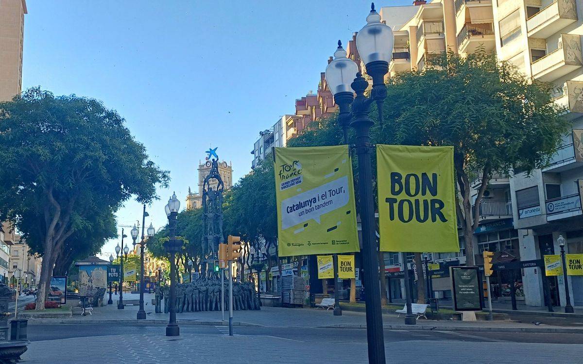 El Tour de França aterra a Tarragona i tenyeix de groc la ciutat