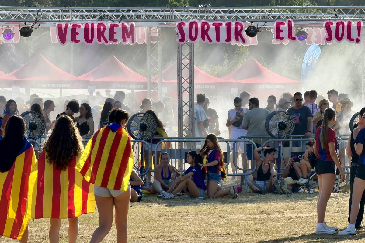 Estelades, samarretes del Barça i molta calor al Canet Rock - ACN Estelades, samarretes del Barça i molta calor al Canet Rock