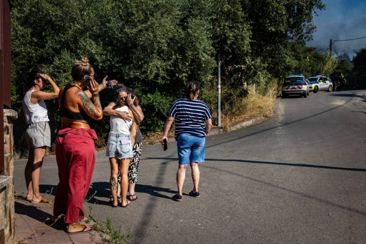 L'incendi continua estabilitzat, però els Bombers afronten el dia amb preocupació