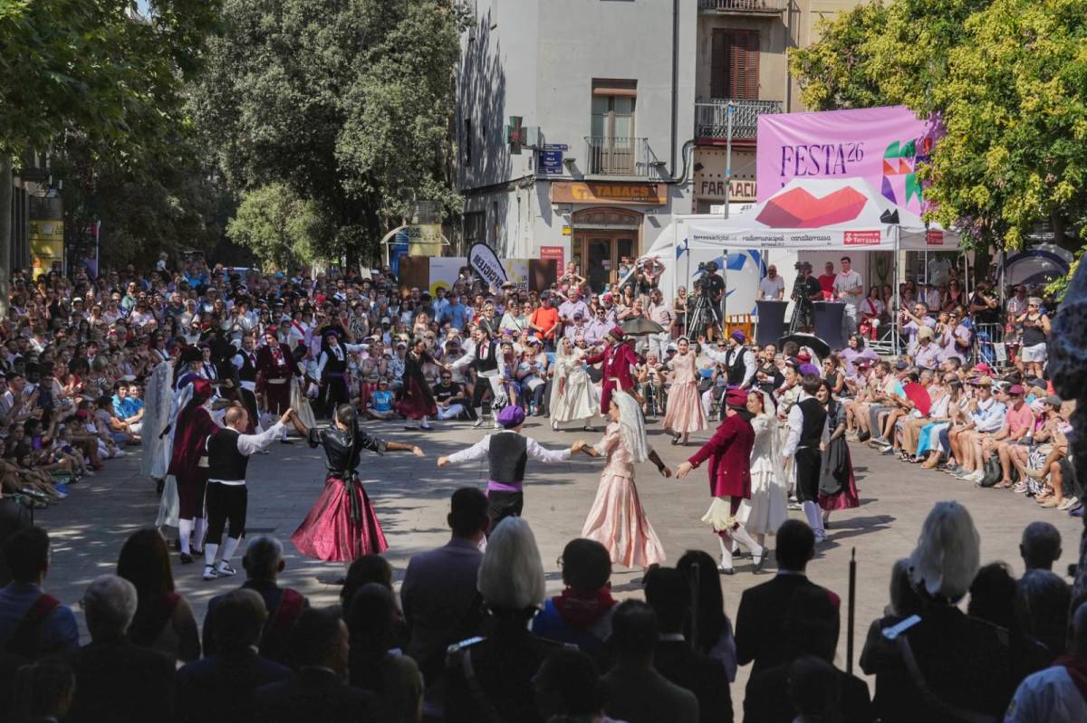 Gairebé una bassa d'oli a la sortida d'Ofici i el Ball de Plaça