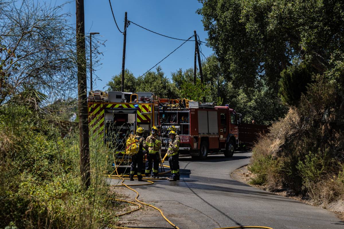 Els Bombers descarten donar per controlat l'incendi de les Gavarres aquest diumenge