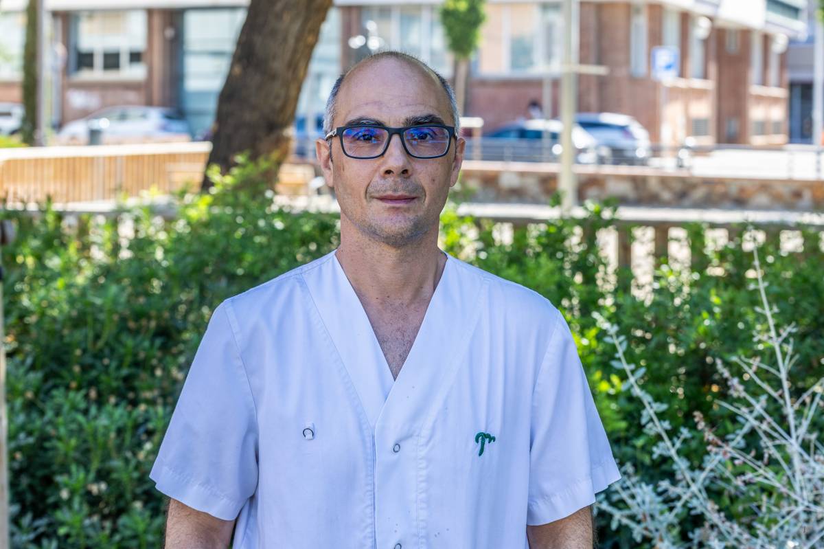 David Fernández, fisioterapeuta dels Centres de Dia del Grup Mútua - JUANMA PELÁEZ David Fernández, fisioterapeuta dels Centres de Dia del Grup Mútua