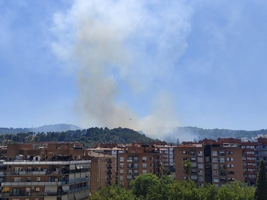 Els Bombers treballen en un incendi de vegetació a Sant Andreu de la Barca