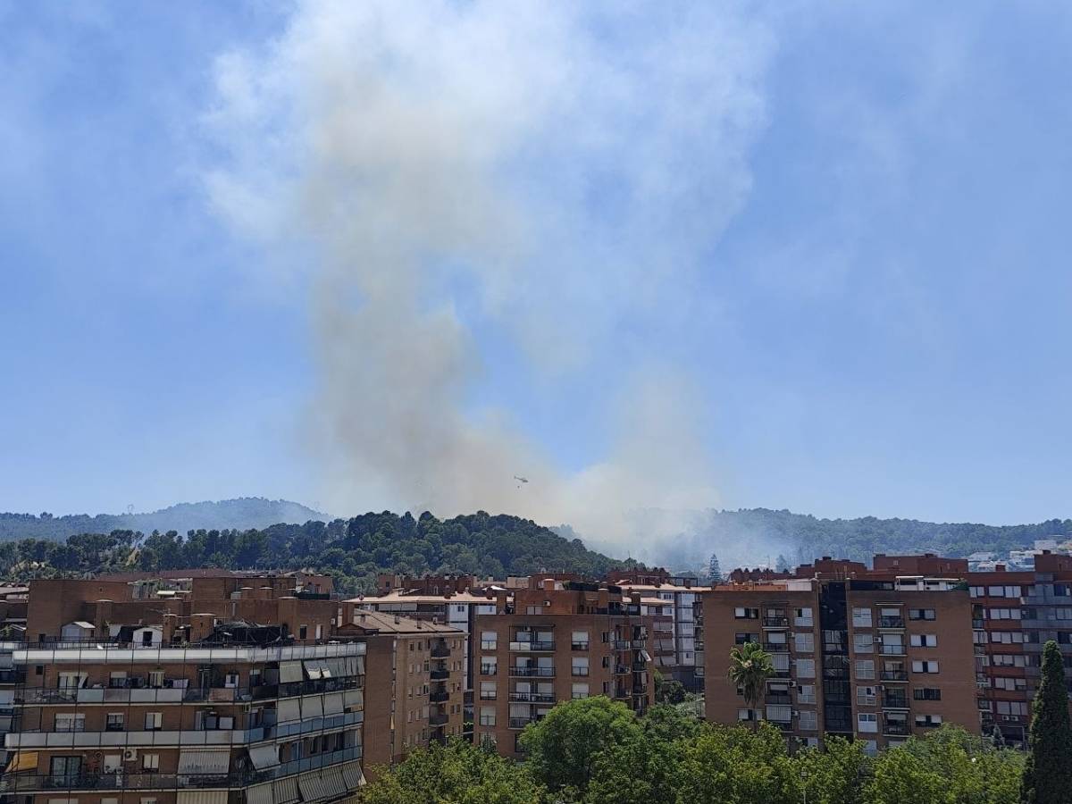 Els Bombers treballen en un incendi de vegetació a Sant Andreu de la Barca
