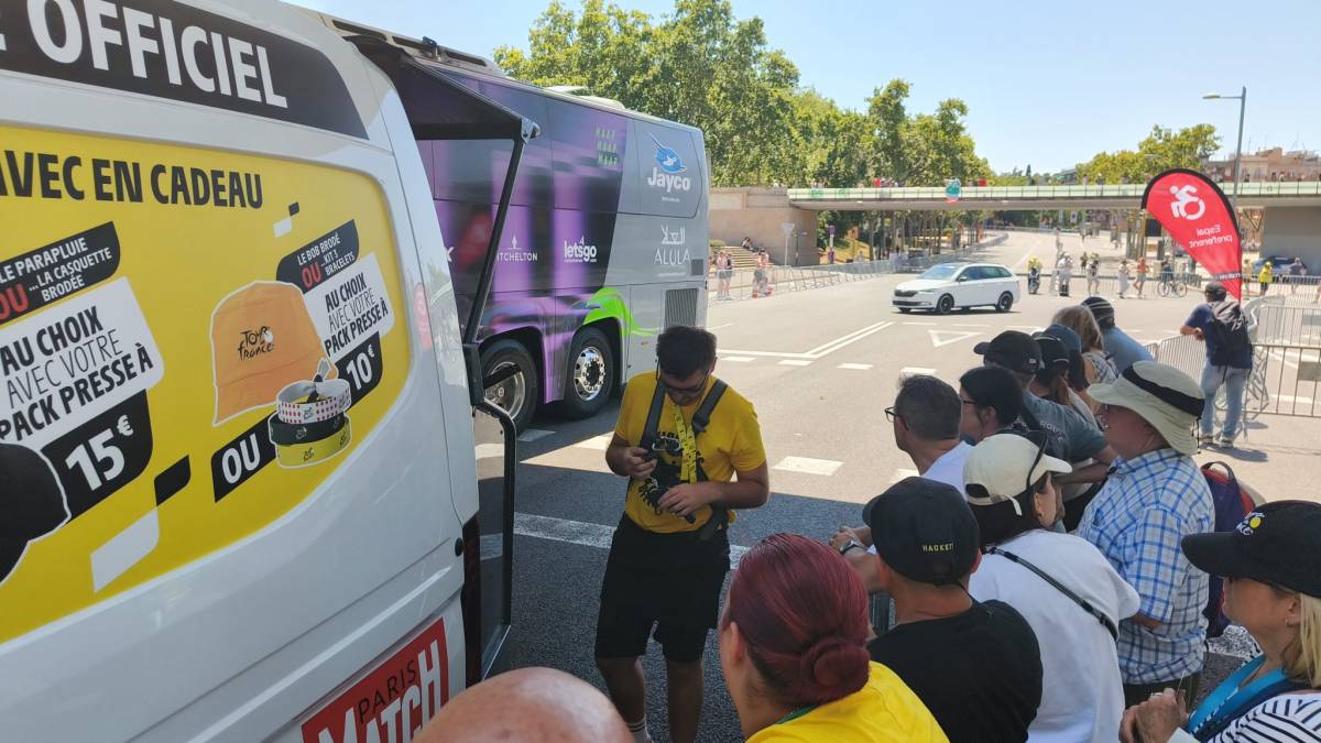 Els primers aficionats ja esperen la caravana publicitària del Tour a Montjuïc
