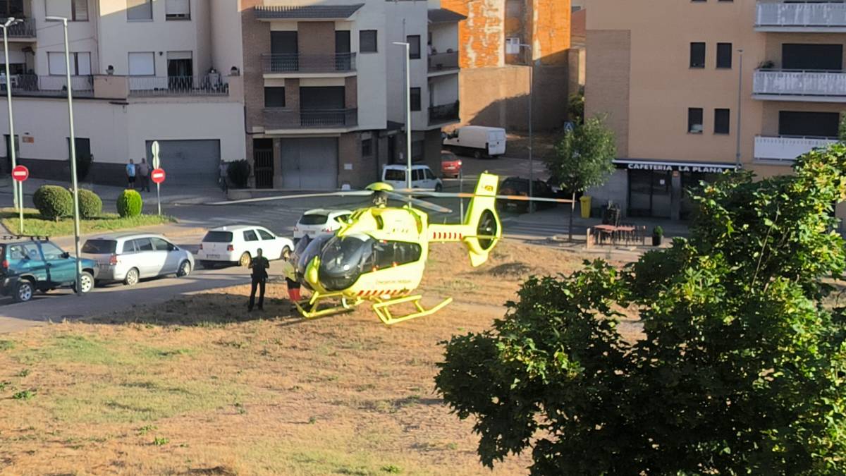 Les imatges: un helicòpter del SEM aterra a Solsona arran d’un accident laboral a la zona del Mercadona