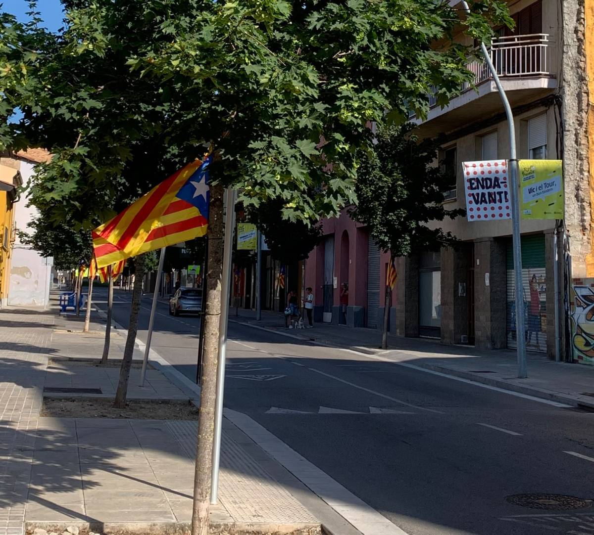 Vic espera el Tour amb la ciutat plena d'estelades