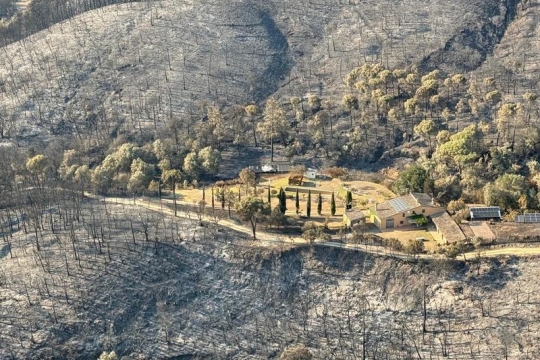 Els Bombers descarten controlar per ara l'incendi de les Gavarres per les revifades