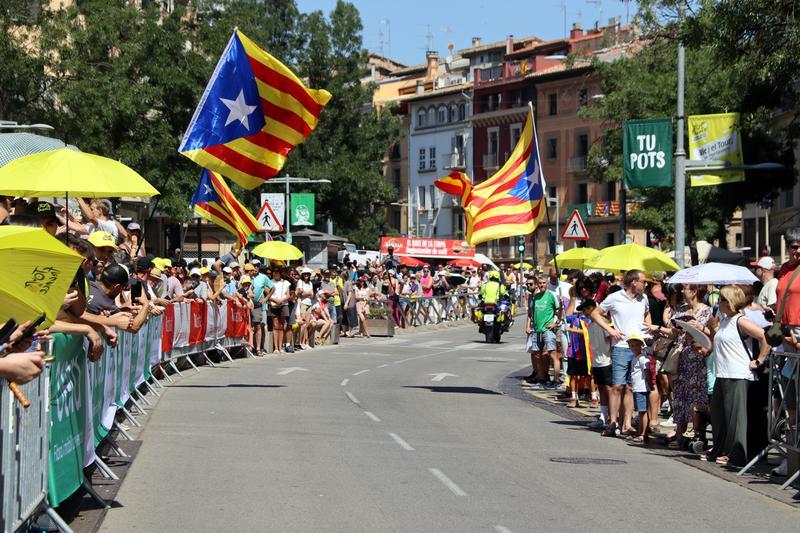 Grans estelades onegen esperant el pas dels ciclistes per Vic - Grans estelades onegen esperant el pas dels ciclistes per Vic